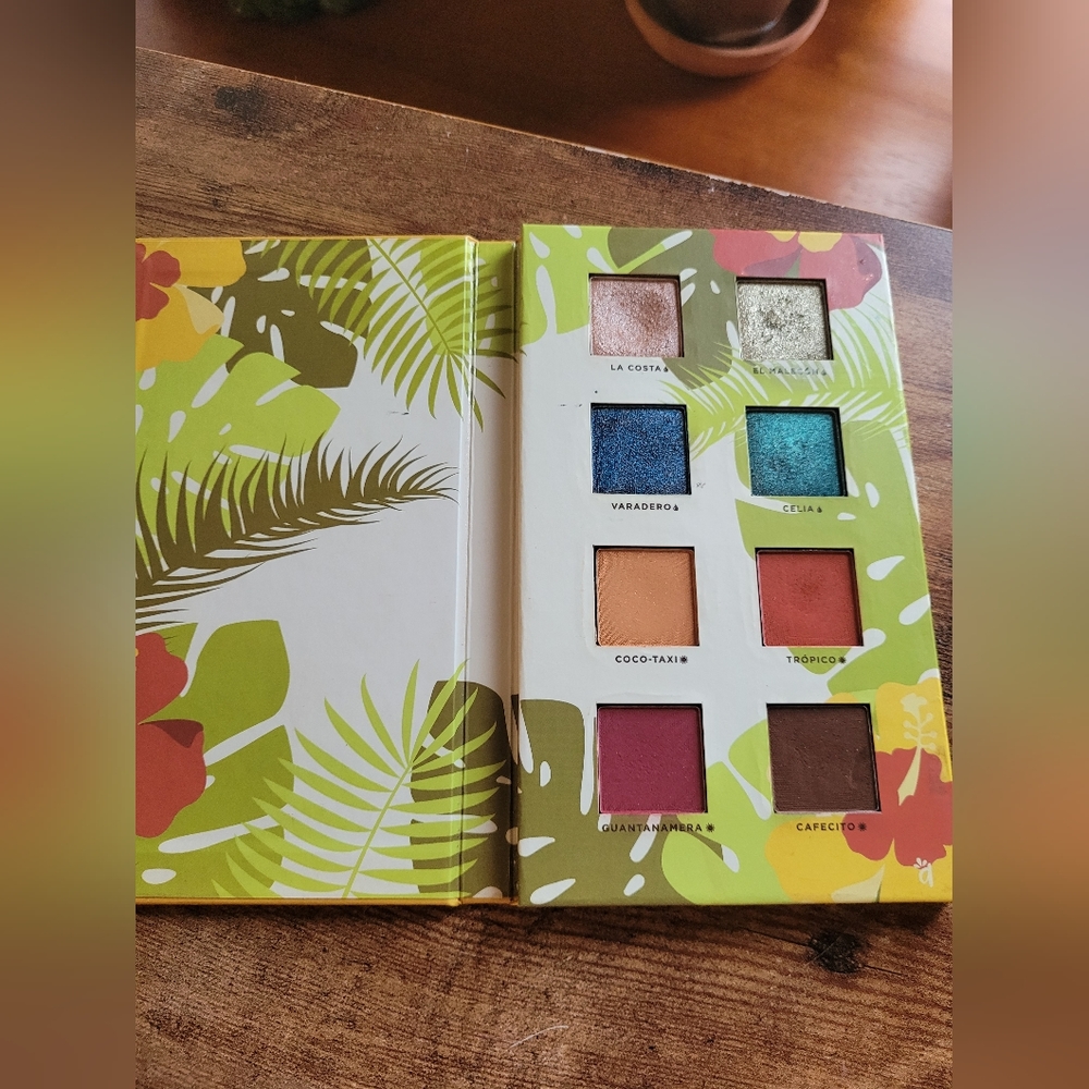💜2 Ads/$10-Reina del Caribe eyeshadow